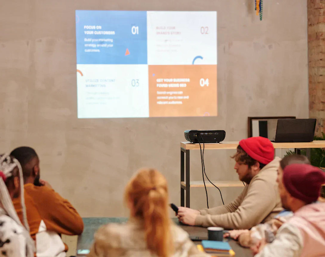 プロジェクターの文字がぼやける、にじむ原因と対策を解説